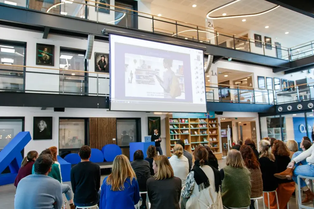 A man giving a presentation in the atrium of the Cultura company