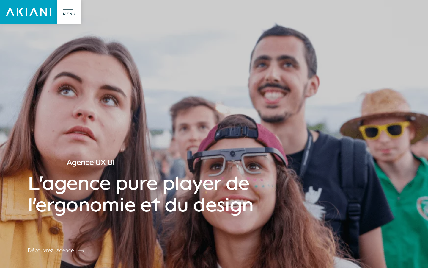 Accueil du site Akiani de 2020 : photo pleine page d’un public de festival, logo sur bandeau bleu pacifique, titre « L’agence pure player de l’ergonomie et du design ».