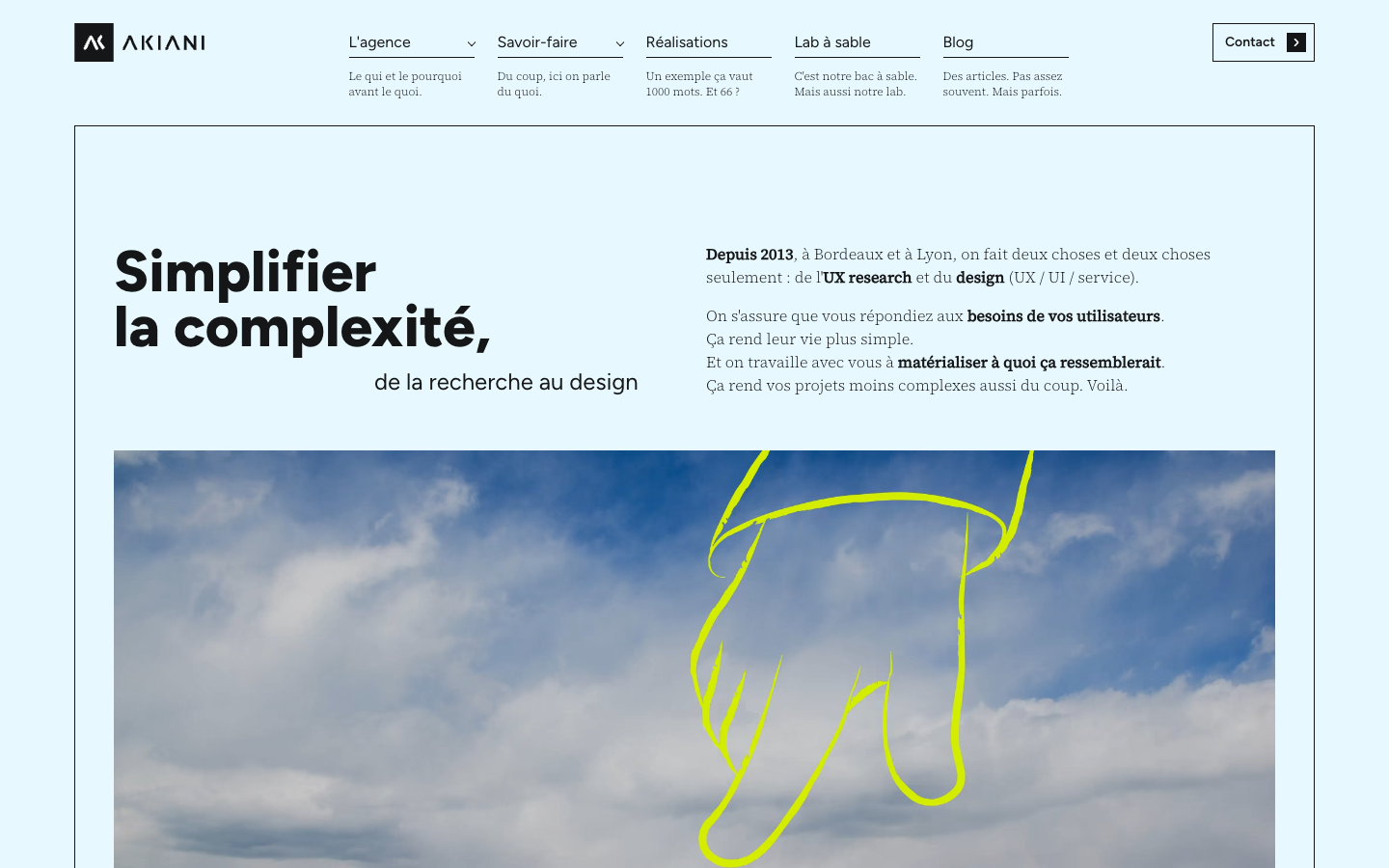 Accueil du site Akiani de 2026 : fond bleu très clair, grille à filets noirs, titre « Simplifier la complexité » en Figtree, texte en serif, main dessinée au trait jaune citron sur une photo de ciel.