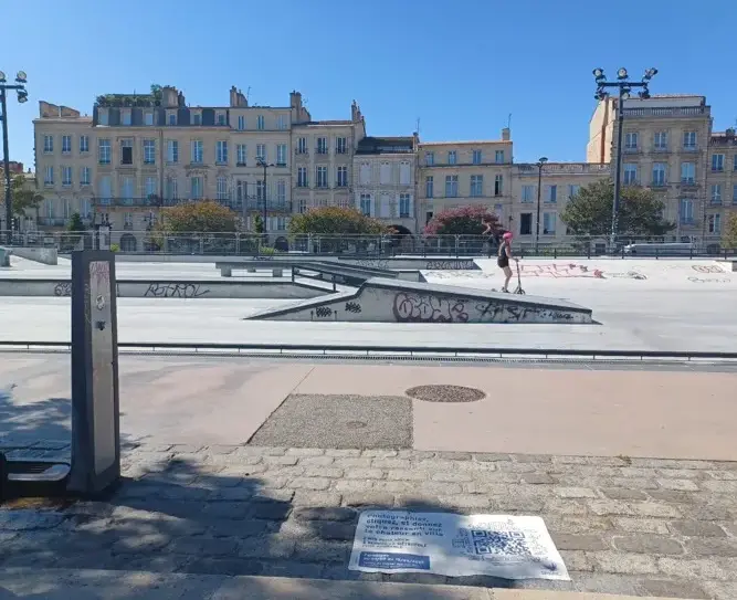Adhésif au sol avec QR code devant le skate-park de Bordeaux