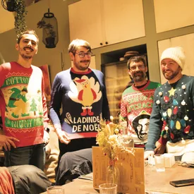AK Day Noël avec pulls de Noël en équipe