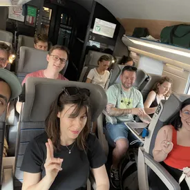 Équipe Akiani dans le TGV en route pour un atelier