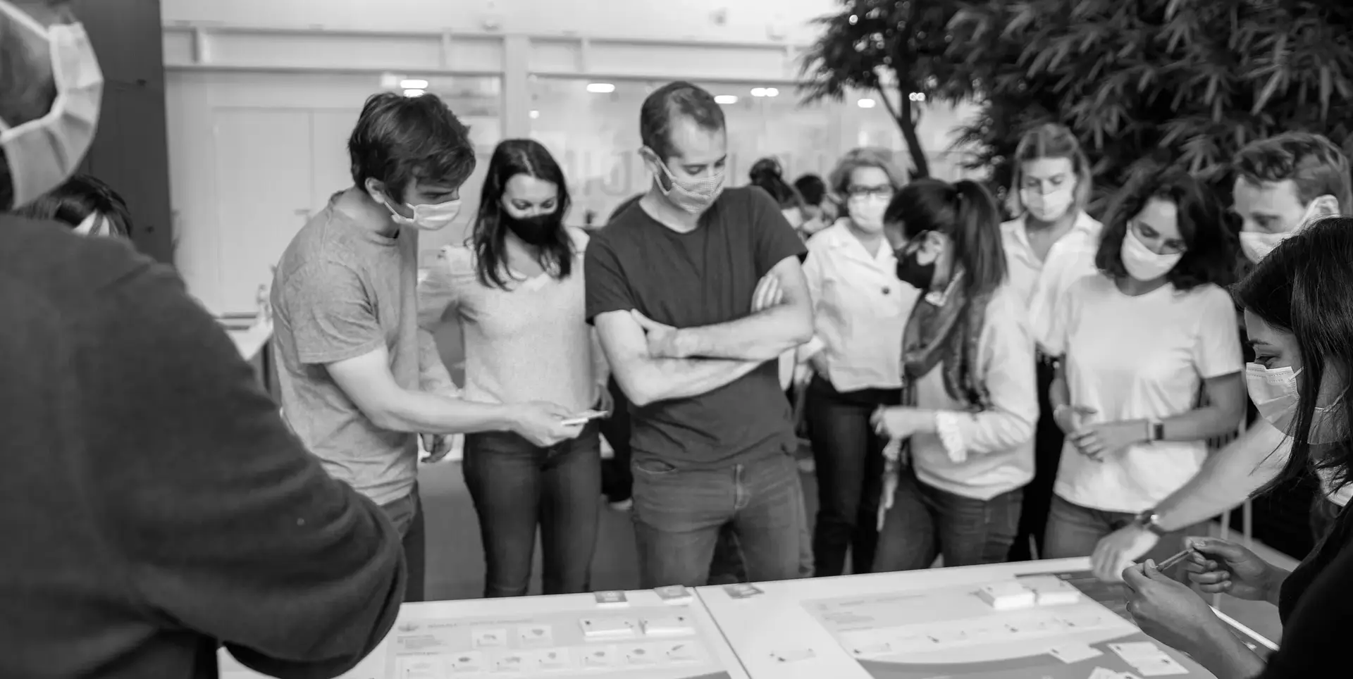 Après avoir examiné les idées d'un autre groupe de travail, des participants choisissent les meilleures idées en positionnant les cartes de vote