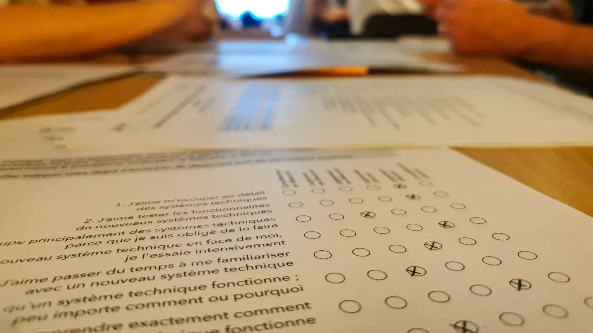 Atelier sur les questionnaires UX, participants remplissant des formulaires