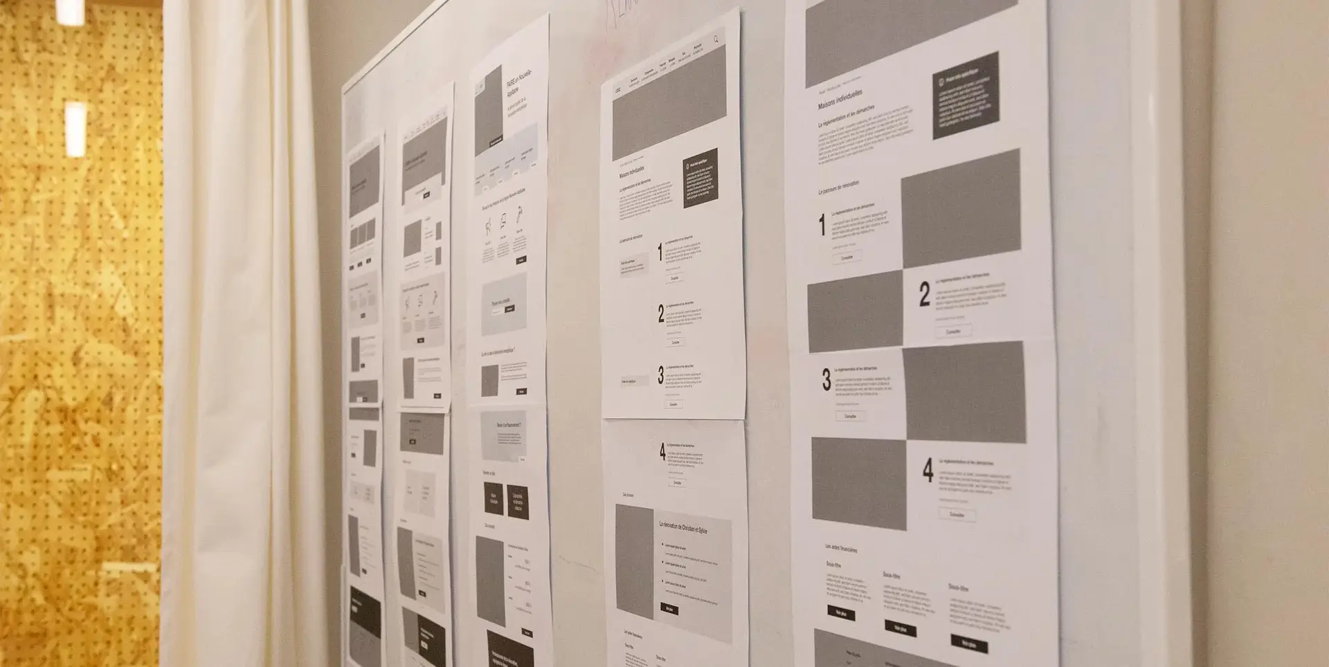 Board blanc avec des papiers posés dessus