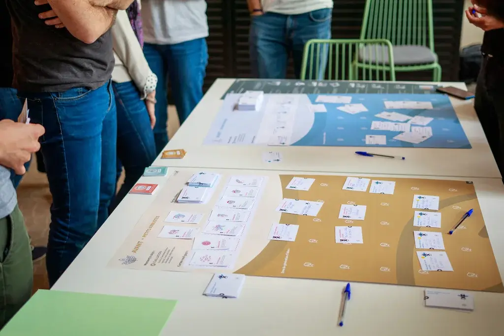 Close-up of the materials and cards during the voting phase