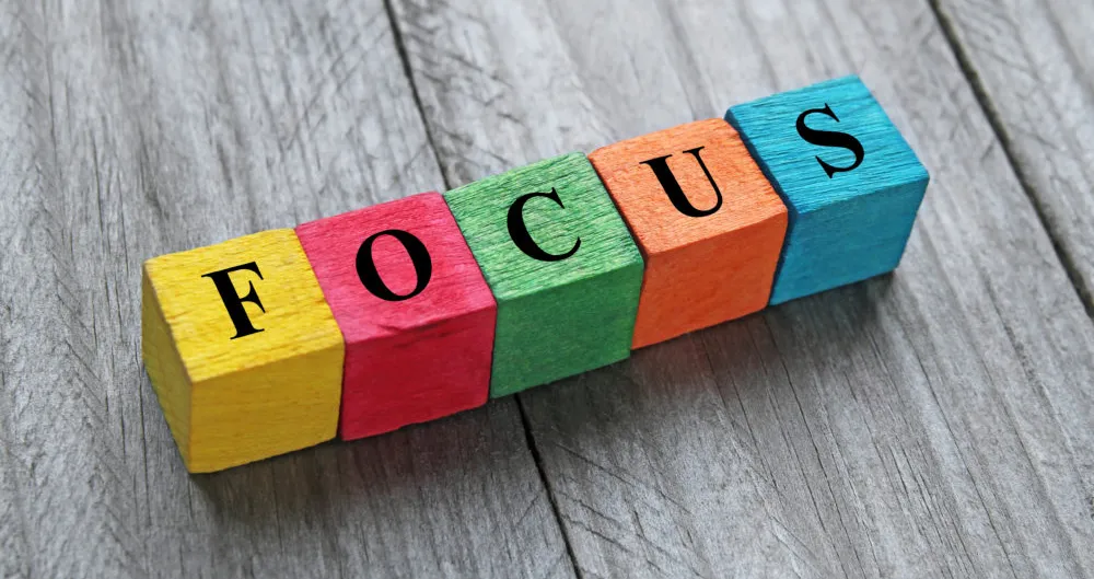 Cubes en bois colorés épelant « FOCUS » sur une surface en bois