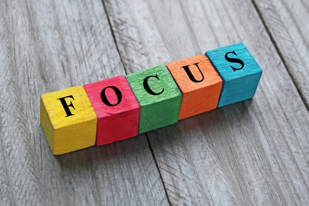 Cubes en bois colorés épelant « FOCUS » sur une surface en bois
