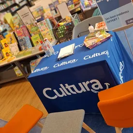 Stand Cultura en univers librairie jeunesse