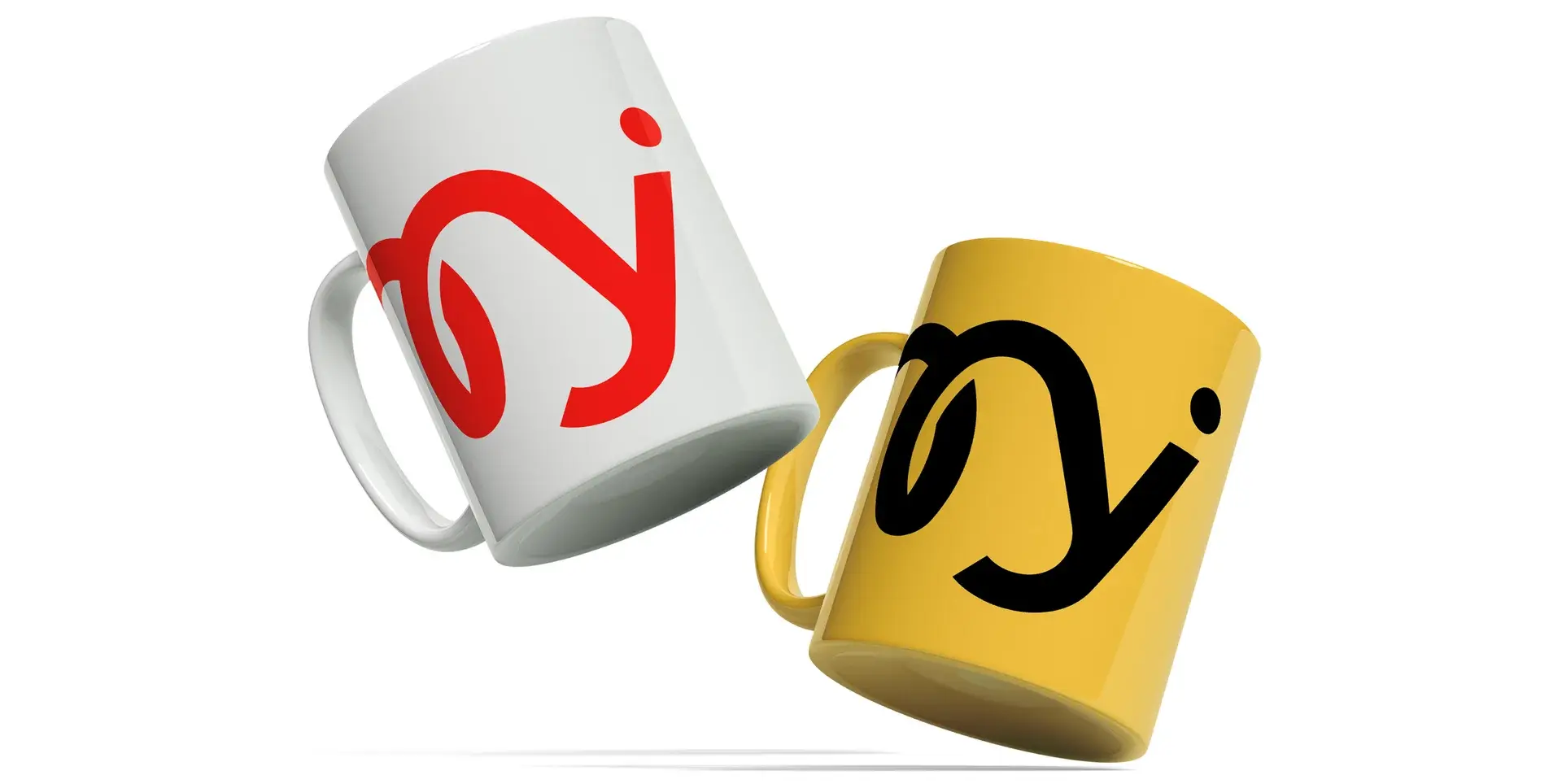 Deux mugs inclinés portant le monogramme MyTwiga, l'un blanc à monogramme rouge, l'autre jaune à monogramme noir