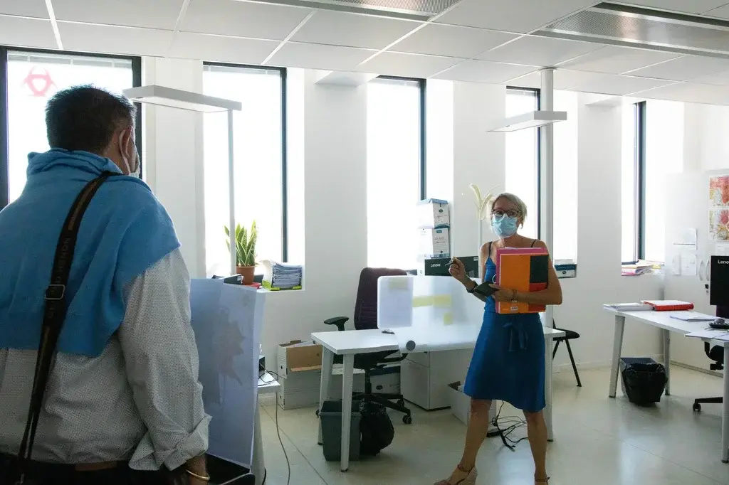Dialogue between a consultant and a case handler in an office