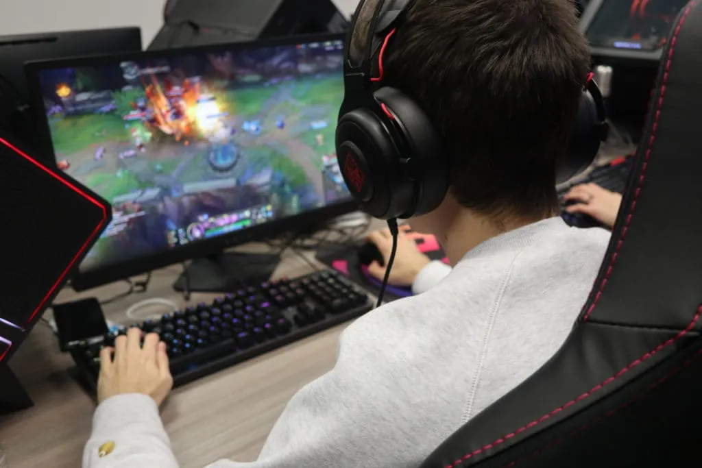 Esport: player seen from behind playing LoL