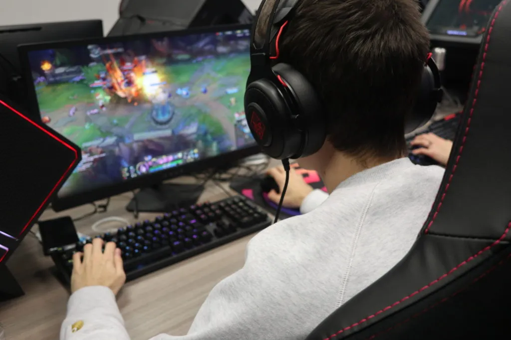 Esport: player seen from behind playing LoL