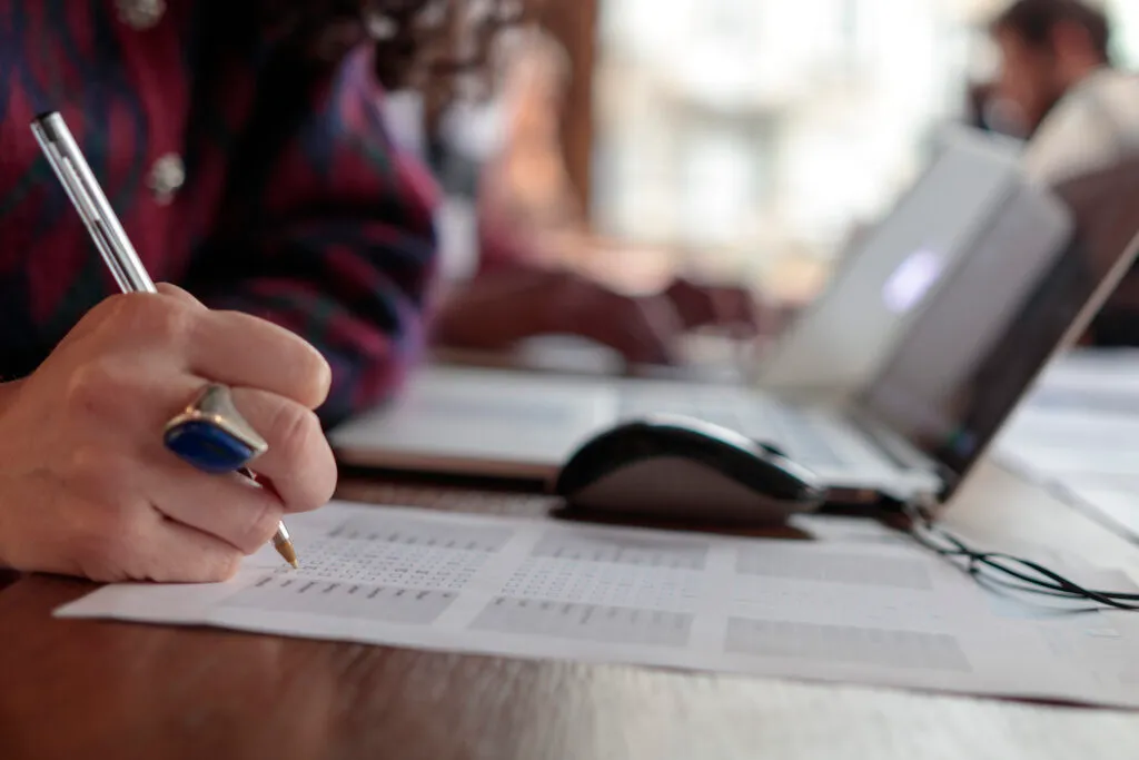 Filling in a standardised UX questionnaire in a café, after the guerilla test of a desktop site