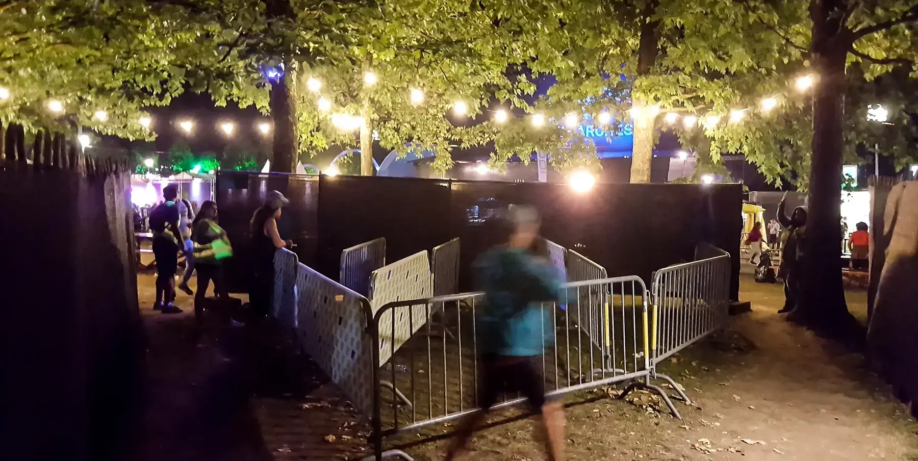 Night-time flow of movement along a barrier on the site