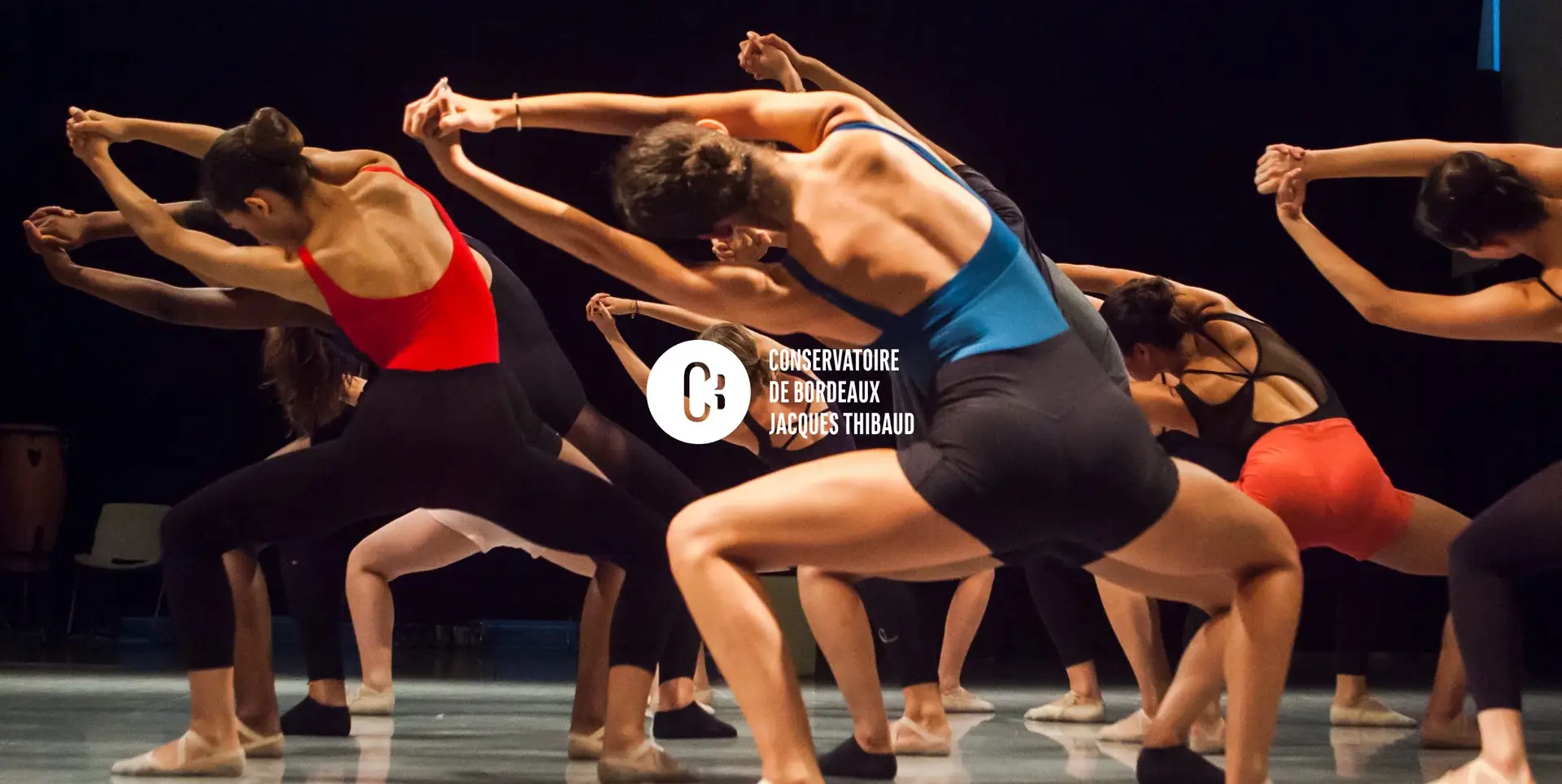 Groupe de danse en répétition avec le logo du Conservatoire de Bordeaux