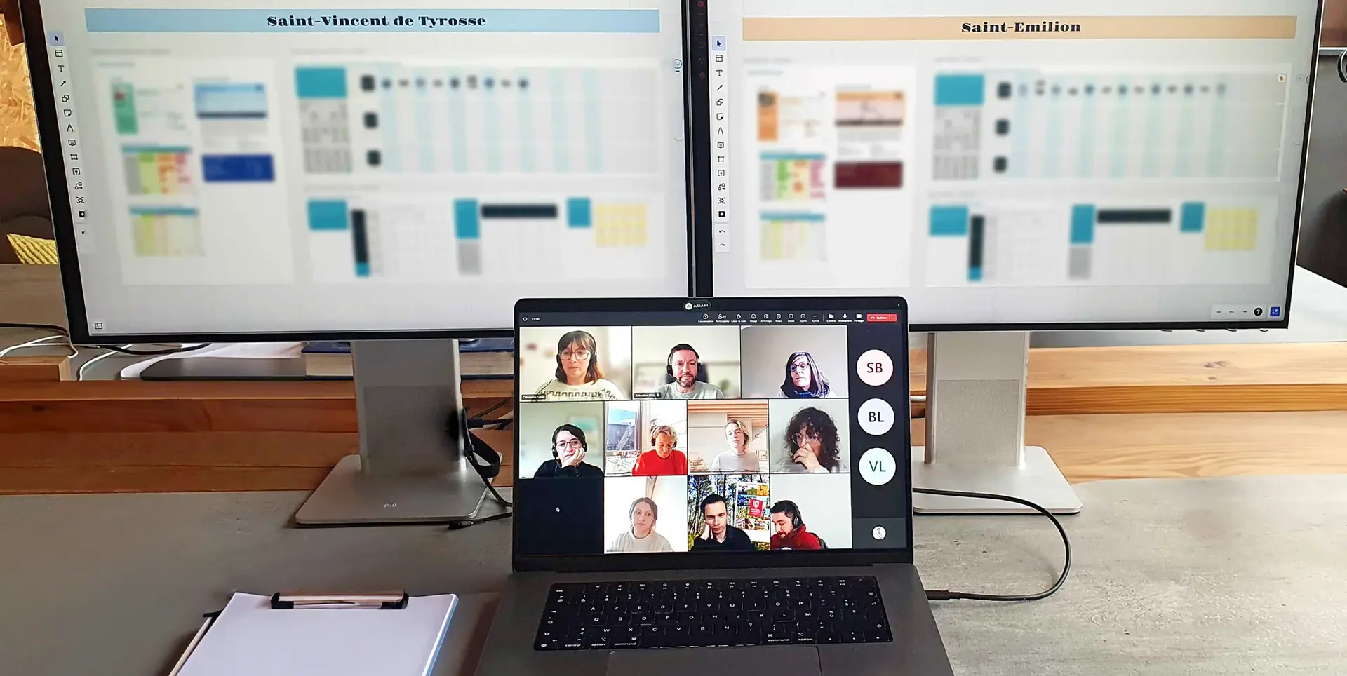 illustration du poste de travail pendant un atelier a distance avec les participants en visio conférence et deux écrans pour animer l'atelier