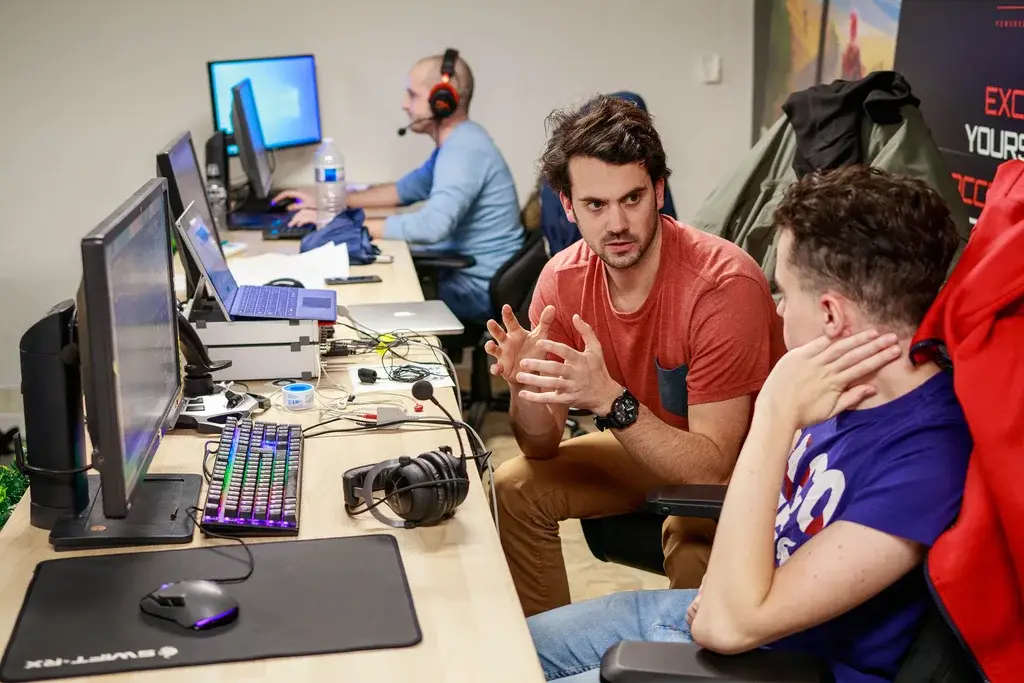 Interviews and exchanges with the players