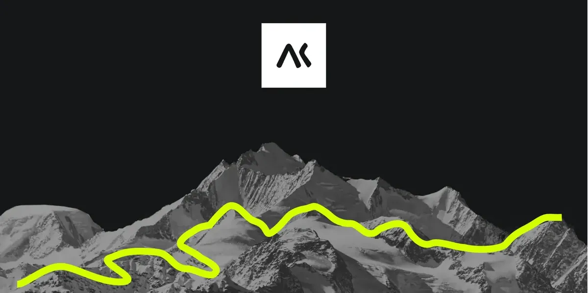 Le logo Akiani, un carré blanc, posé au-dessus d’une montagne enneigée en noir et blanc sur fond noir, traversée par une piste jaune citron