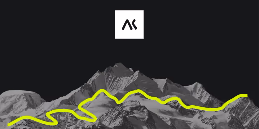 Le logo Akiani, un carré blanc, posé au-dessus d’une montagne enneigée en noir et blanc sur fond noir, traversée par une piste jaune citron