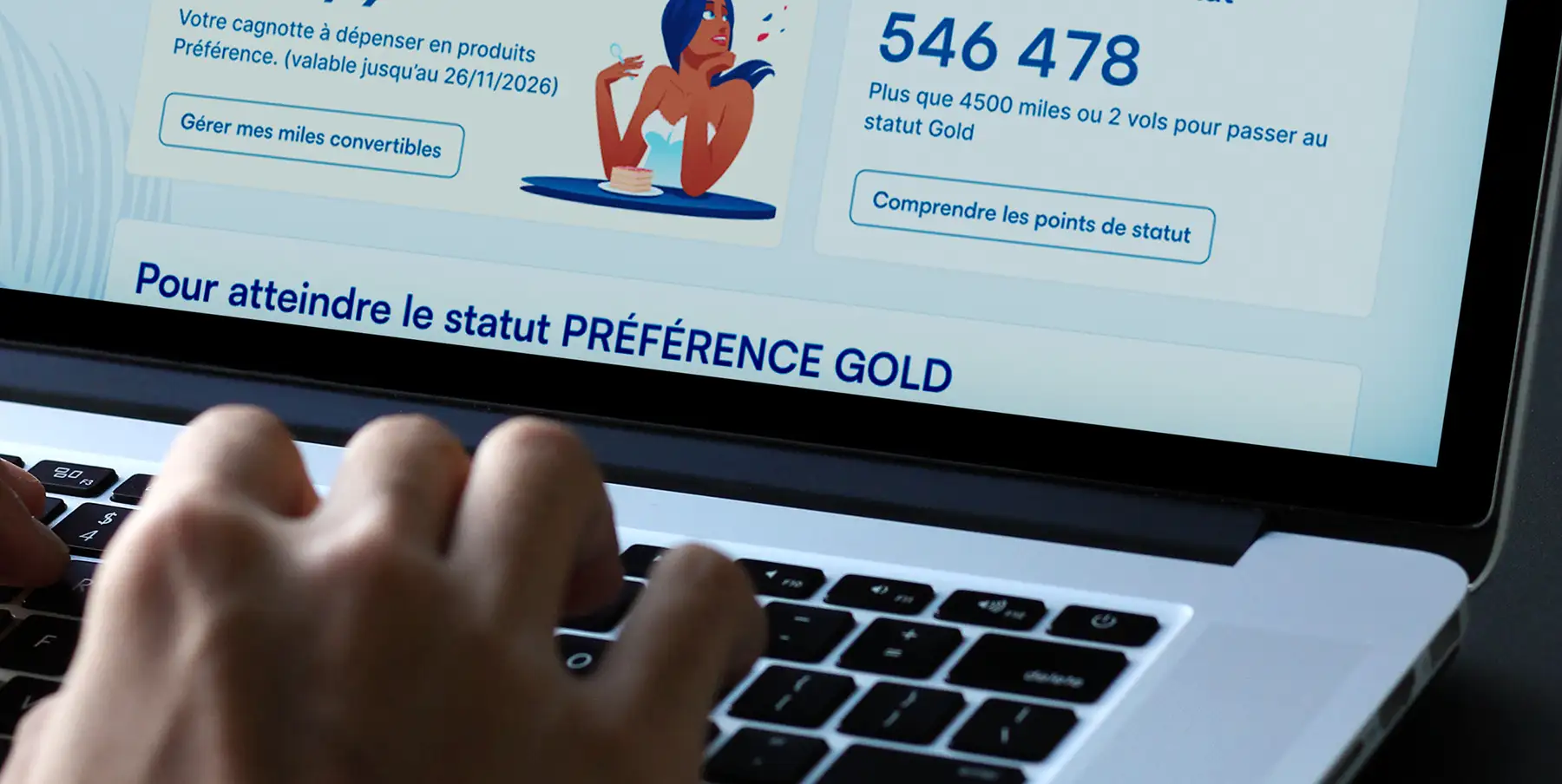 A person's hands on a laptop showing the Préférence loyalty area, with the Silver Plus card and the counter of convertible miles.