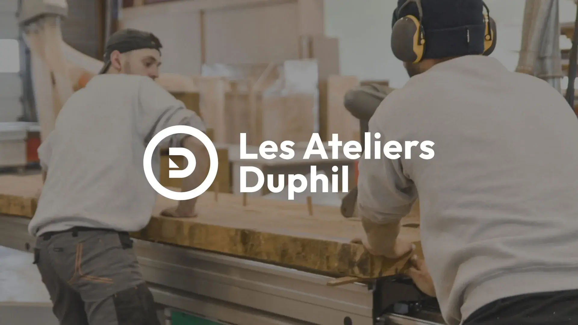New logo after the graphic redesign on a workshop photo