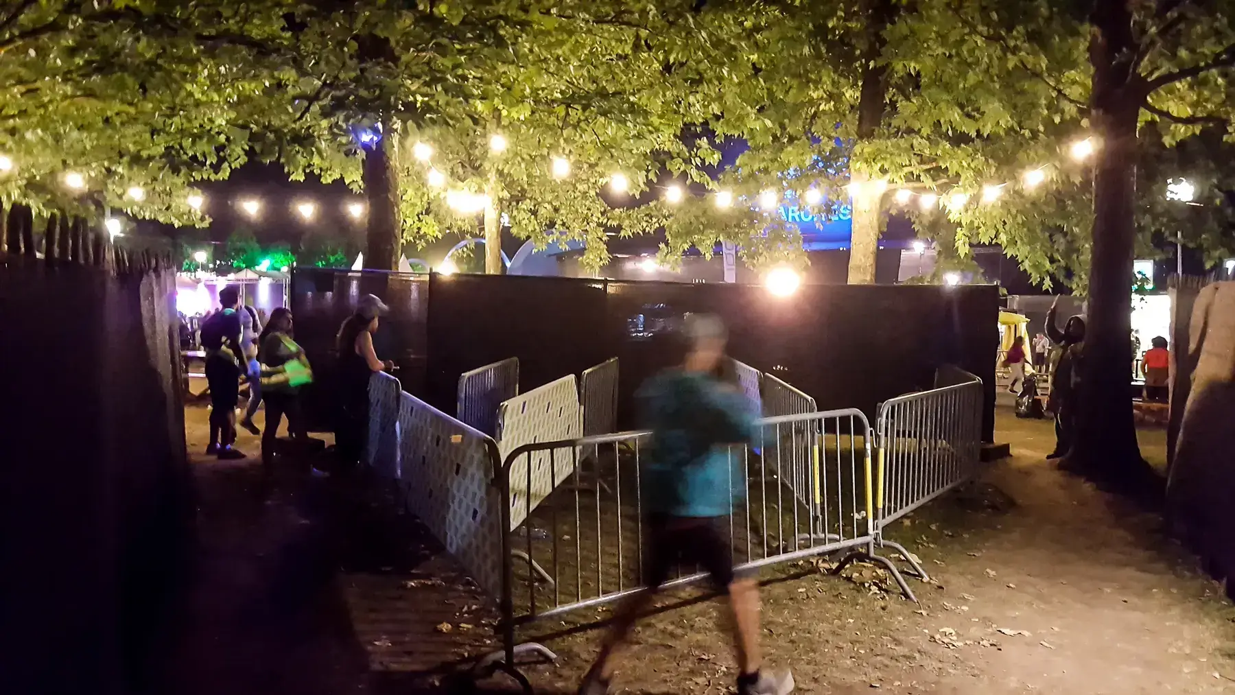 Night-time flow of movement along a barrier on the site