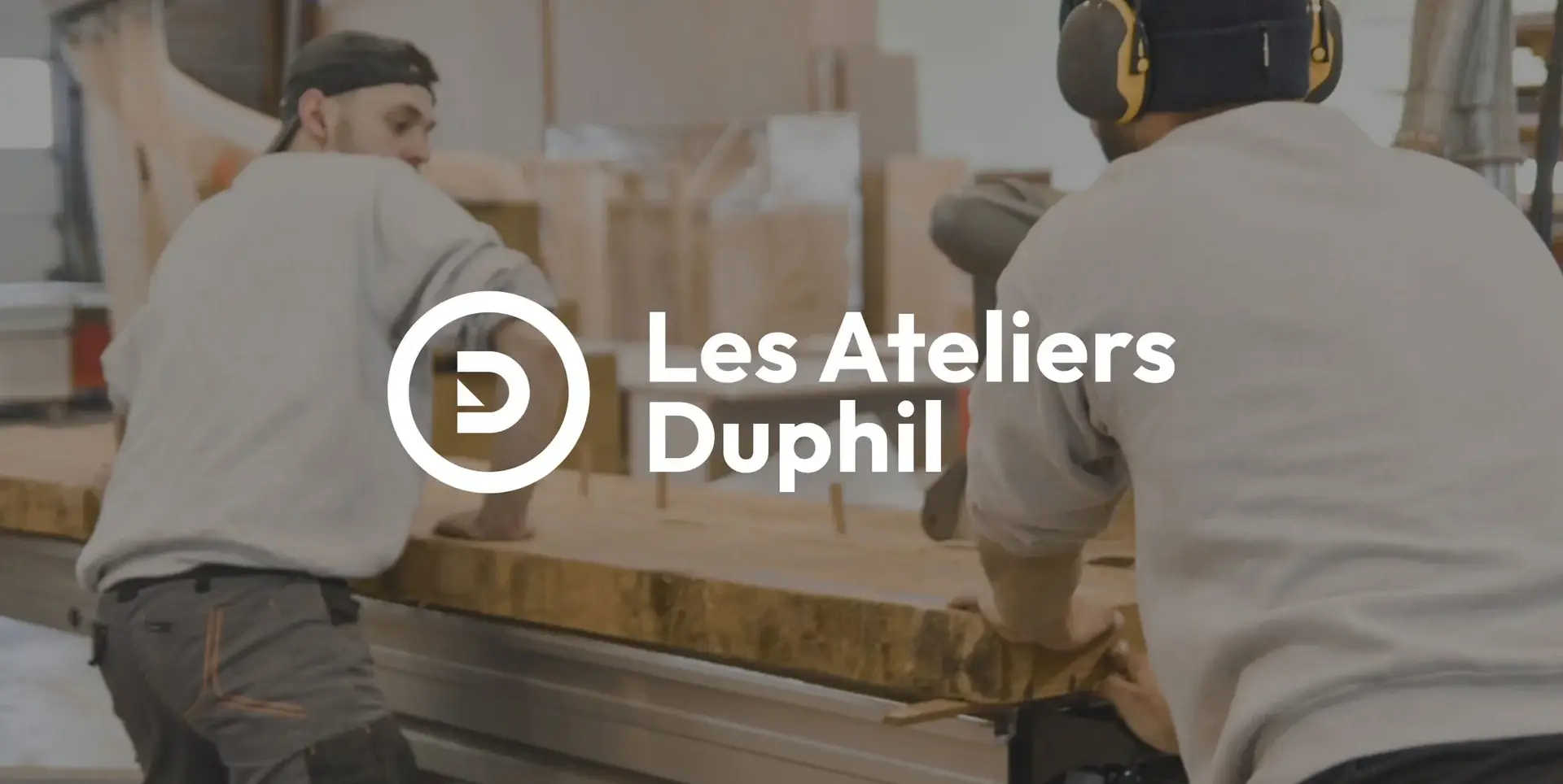 Nouveau logo après refonte graphique sur photo en atelier