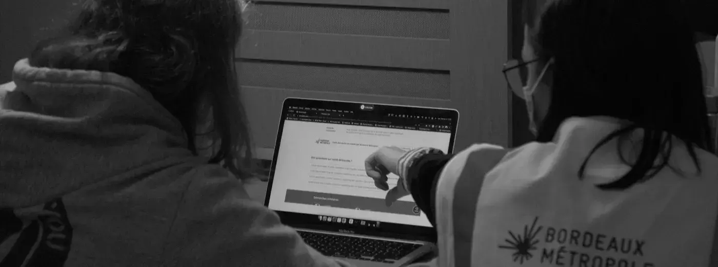 Observed user test on a computer in a service context