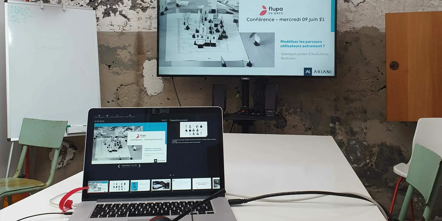 Ordinateur portable relié à un écran affichant « Conférence : mercredi 6 juin #1 »