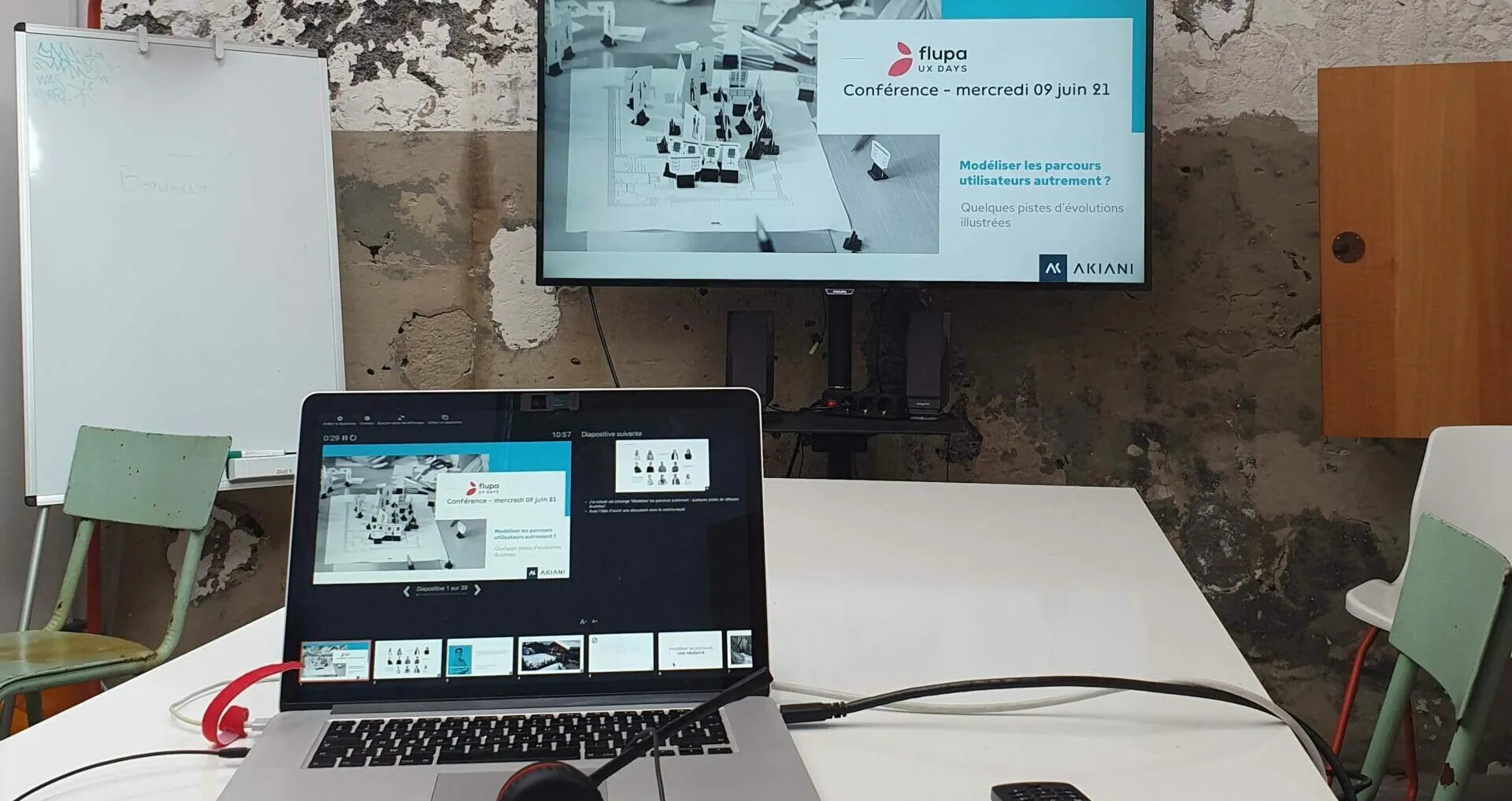 Ordinateur portable relié à un écran affichant « Conférence : mercredi 6 juin #1 »