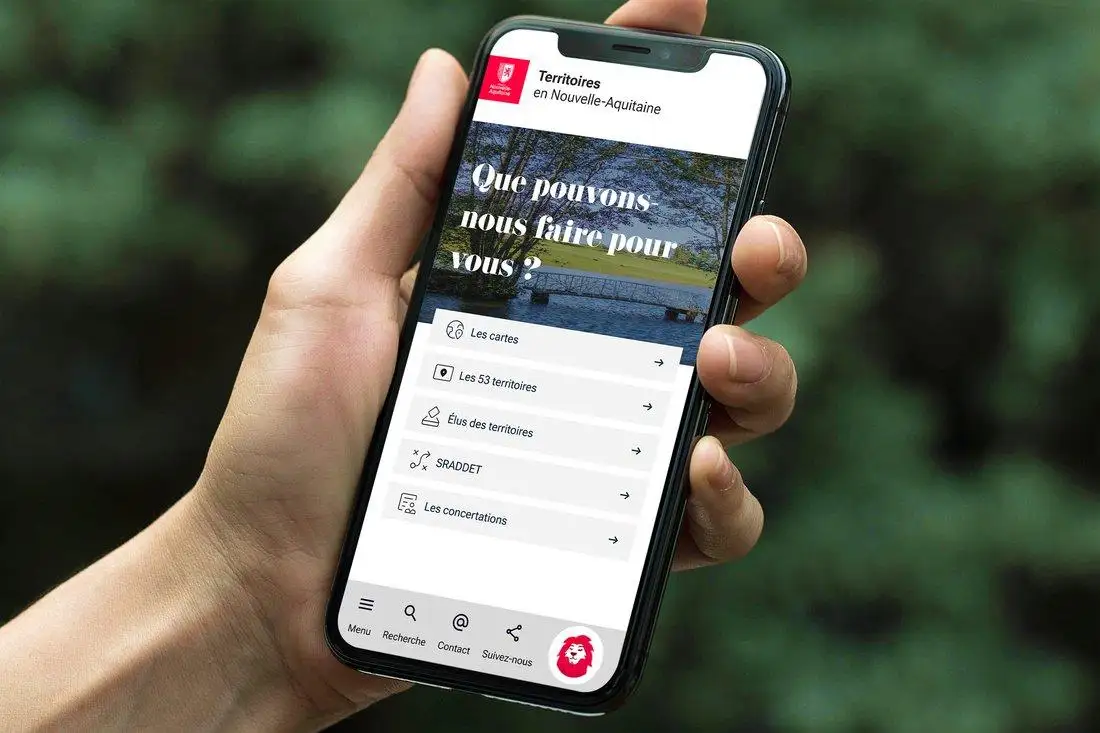Page d’accueil mobile sur un téléphone tenu en main