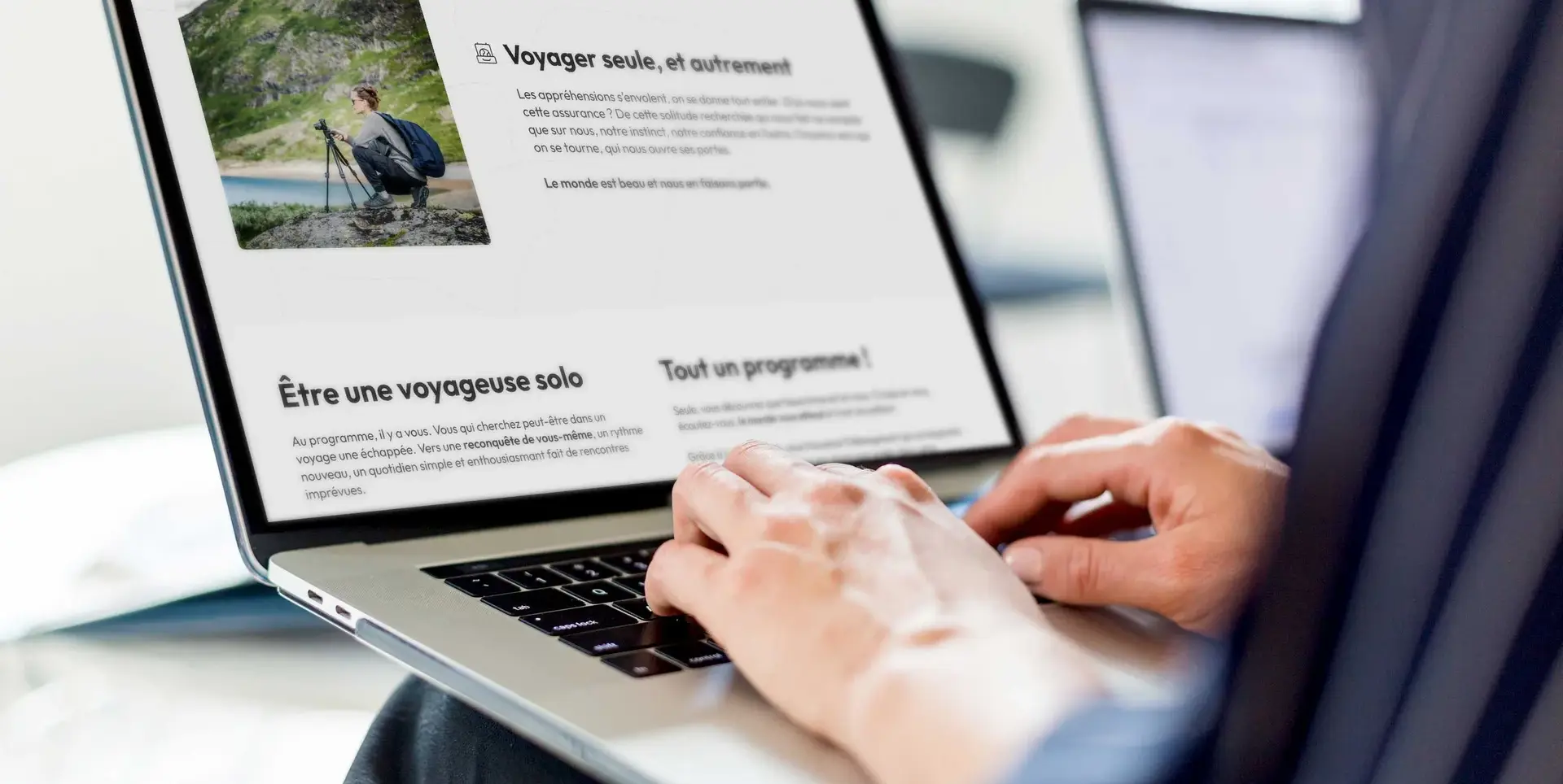 Page dédiée au voyage en solo affichée sur l'ordinateur portable d'une utilisatrice