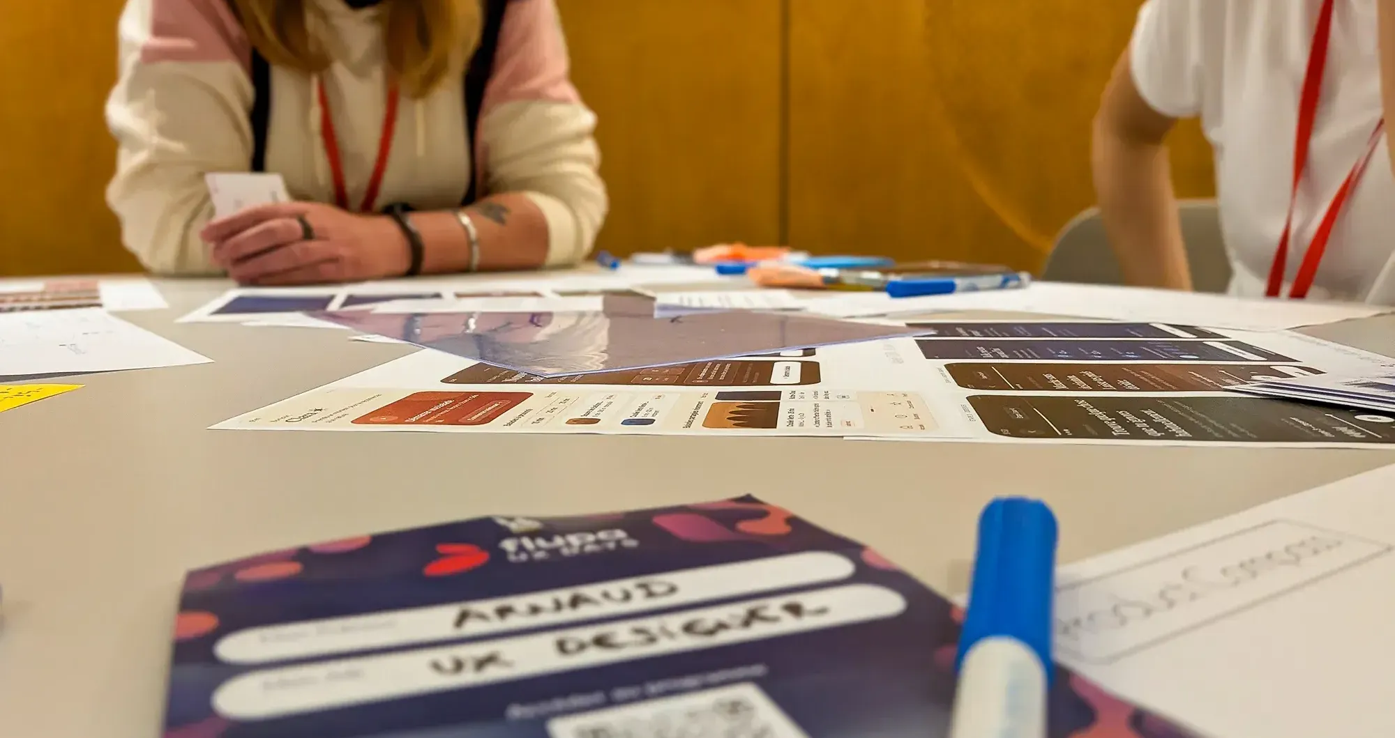 Participants autour d'une table pendant un atelier des UX Days 2026
