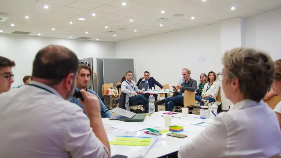 Person presenting the Marmande group's thinking to the other groups