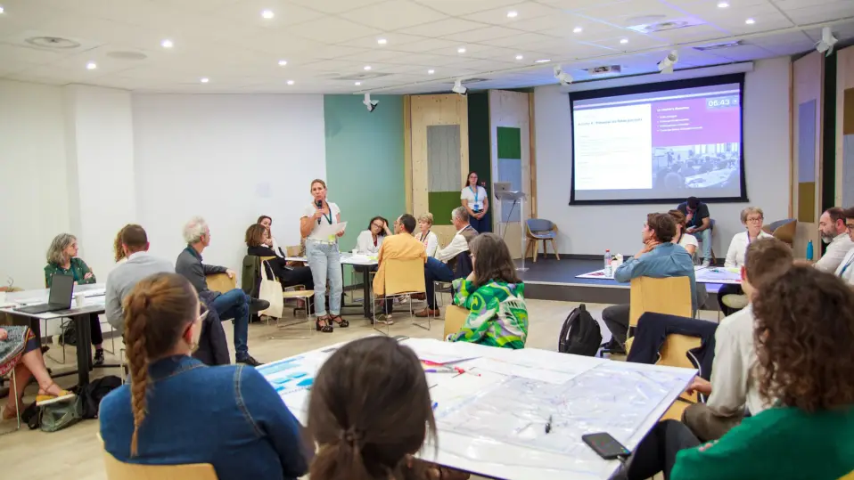 Person presenting the Saint-Emilion group's thinking to the other groups