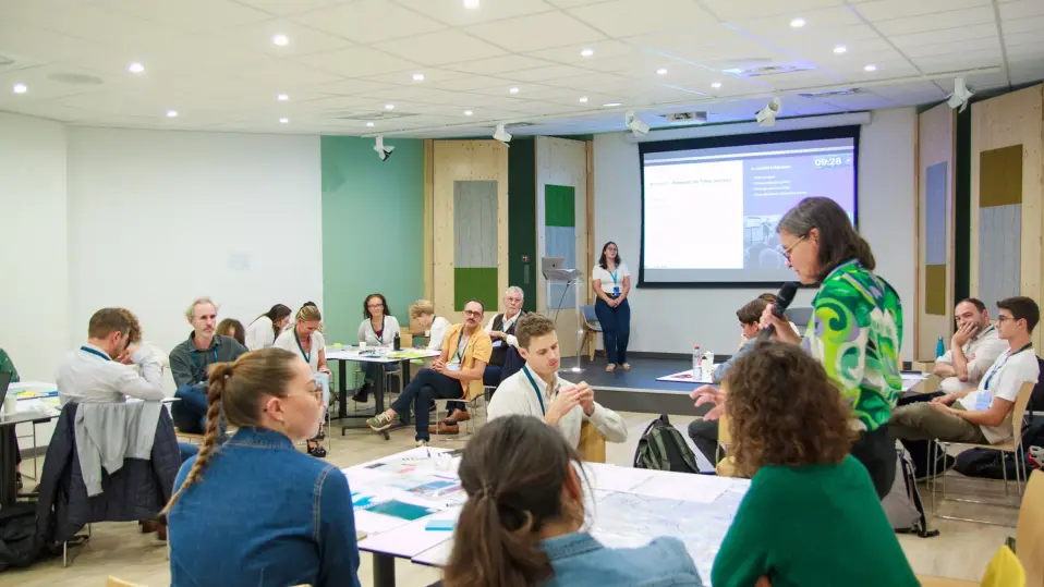 Person presenting the Vallée de l'Homme group's thinking to the other groups