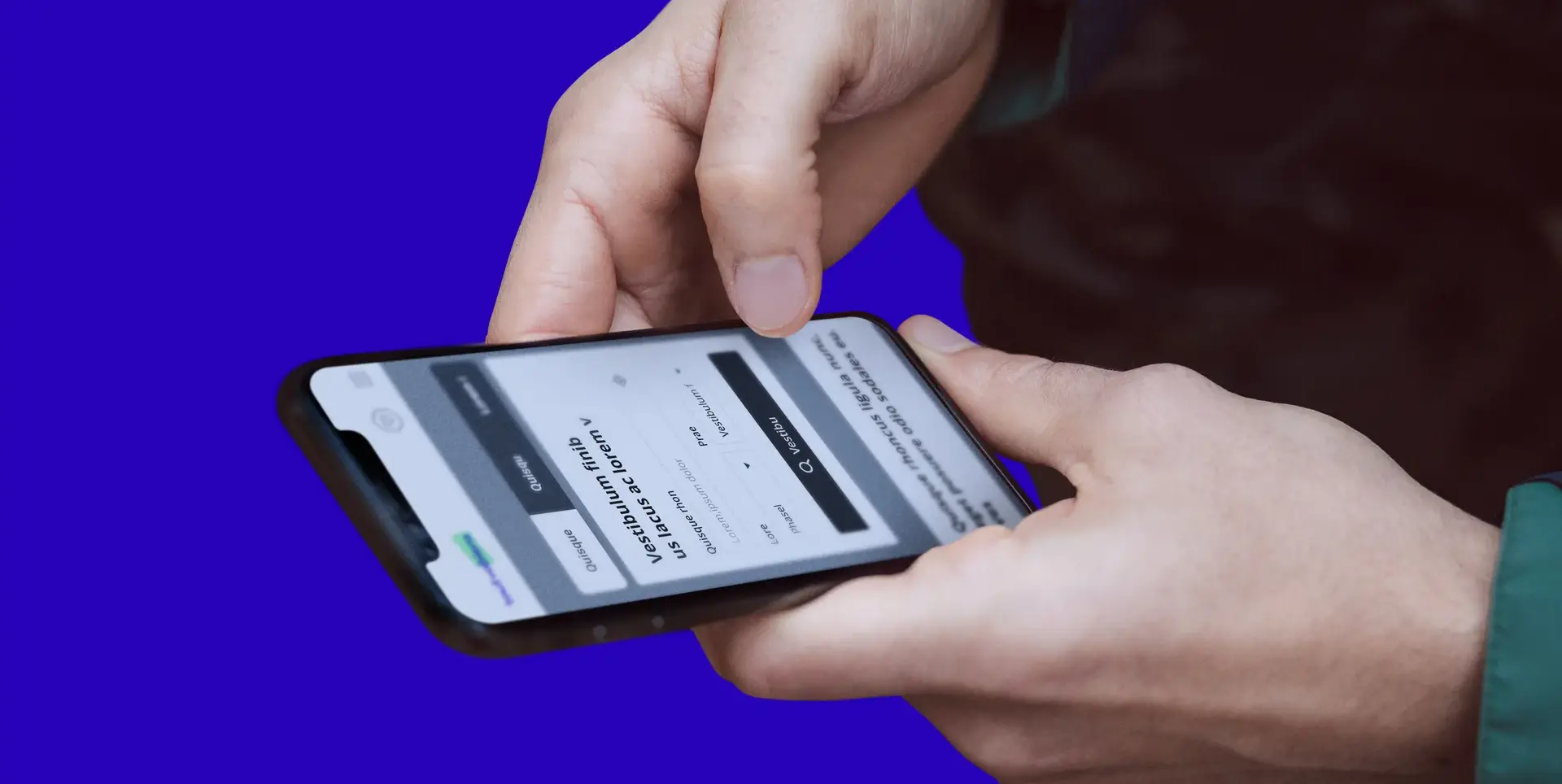 Personne utilisant un smartphone affichant un formulaire de recherche, sur fond violet