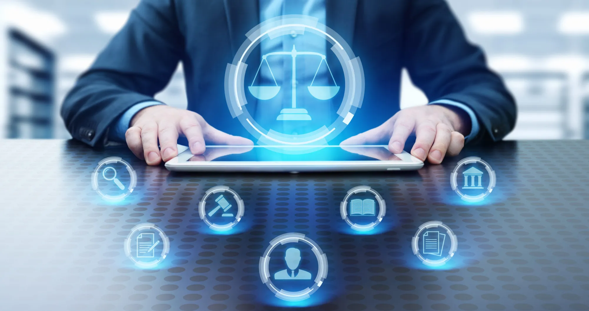 Personne utilisant une tablette entourée d'icônes numériques liées au droit et aux institutions