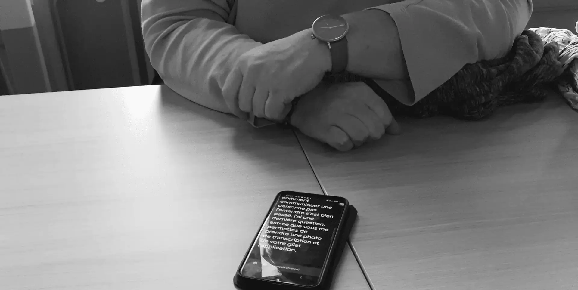 Photo d'un téléphone portable avec de la retranscription textuelle prise lors des entretiens d'acculturation dans la cadre de l'étude sur les voyageurs en situation de handicap