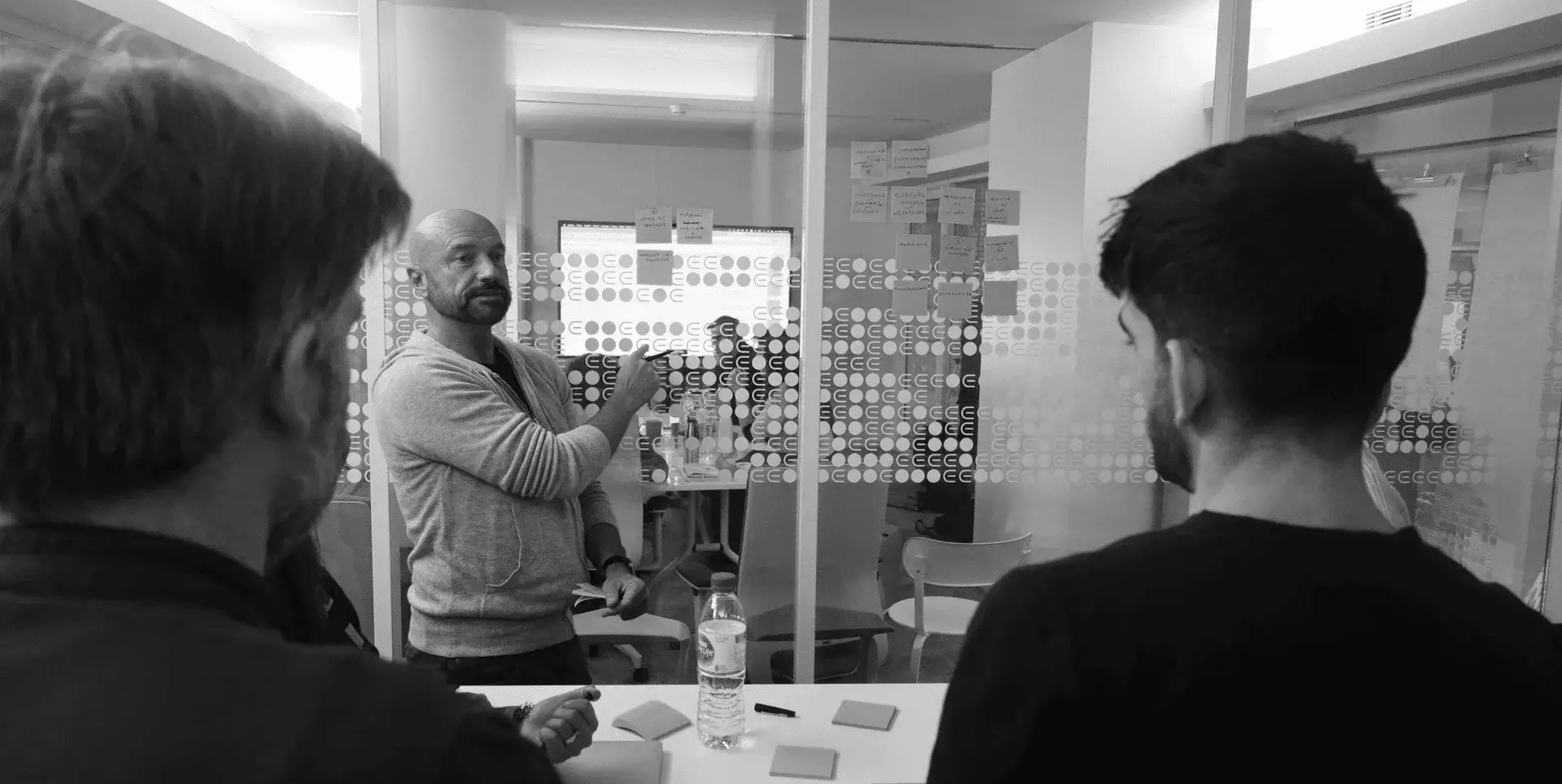 Photo des participants lors de l'atelier d'idéation au sein des locaux de SNCF Connect and Tech dans le cadre de l'étude sur les voyageurs en situation de handicap