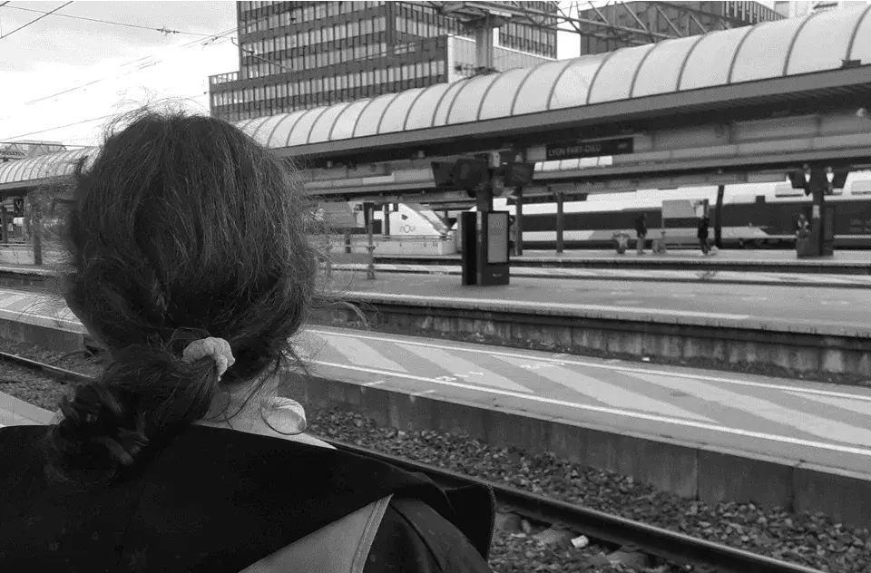 Photo of a person with hearing impairment on a train platform at Gare de Lyon as part of the study following the daily lives of travellers with disabilities