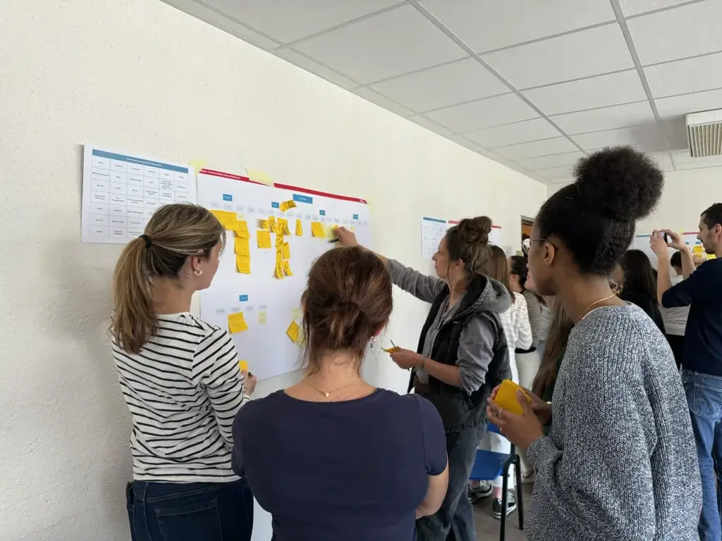 Photo of the information-architecture workshop with the project team and the City of Bordeaux directorates, showing participants discussing the navigation of the future website, the top-level entries and the topics to highlight