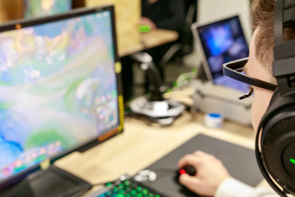 Player with eye-tracking glasses