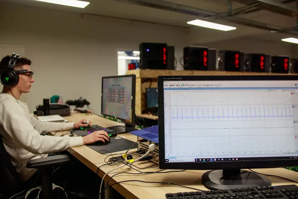 Side-by-side view of an esport player and the physiological signals recorded during a match