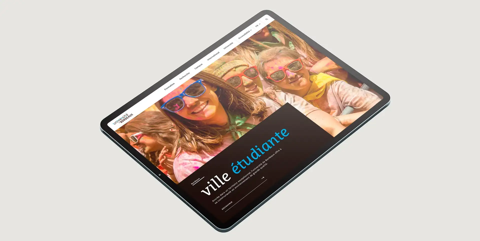 Tablette affichant la page « Ville étudiante », illustrée par un groupe portant des lunettes colorées