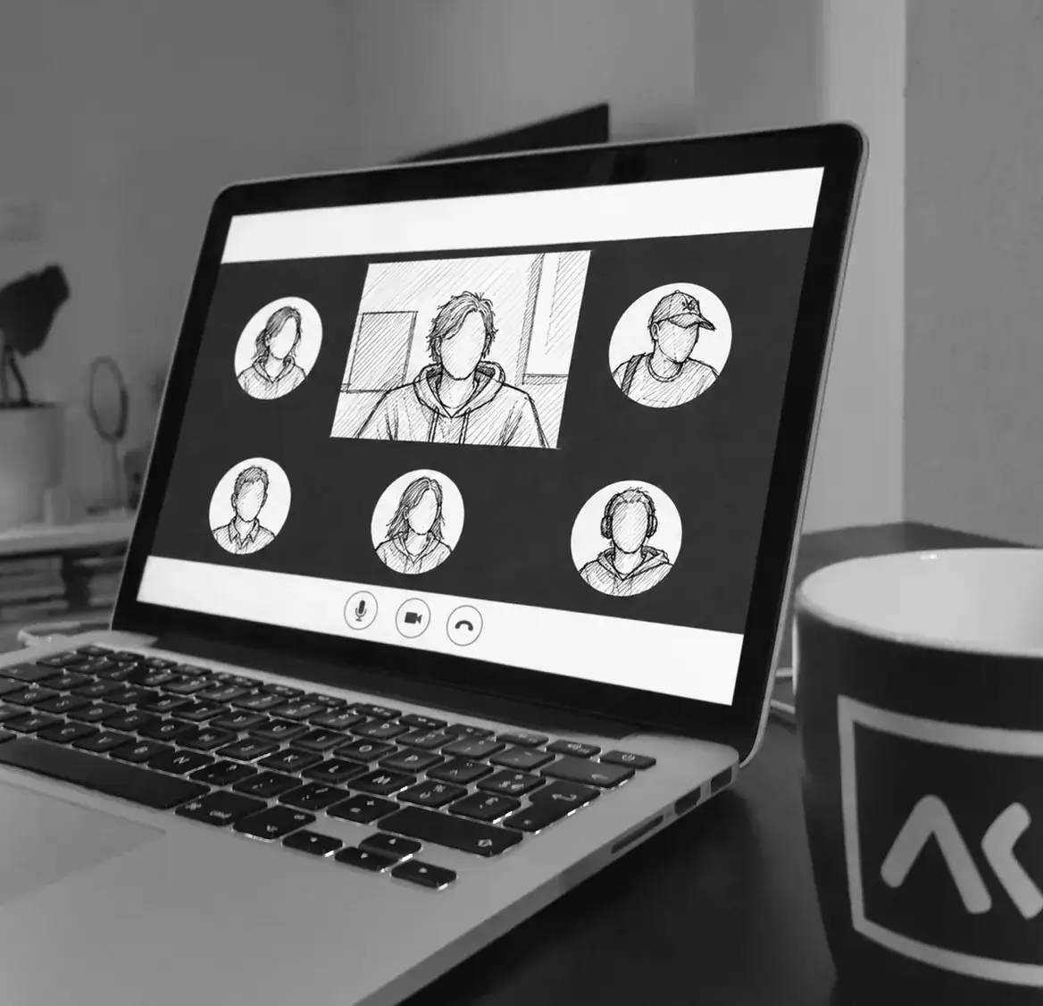 Un entretien en visioconférence sur un ordinateur portable, une tasse Akiani au premier plan ; les personnes à l'écran sont dessinées à l'encre