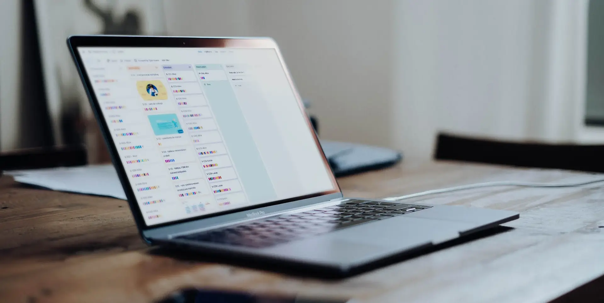 un macbookpro affichant un écran avec des documents stockés dans l'outil Dovetail