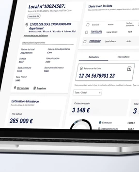 Un ordinateur portable affiche la fiche d'un logement dans une application de gestion conçue par Akiani : caractéristiques, lots, cotisations.