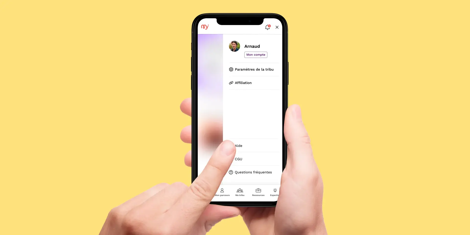 Une main sélectionne une option sur l'écran de profil de l'application